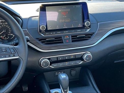 Used 2025 Nissan Altima 2.5 SV image 9