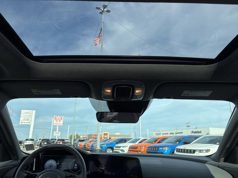 Used 2025 Hyundai Elantra SEL image 11