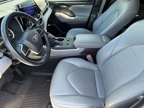 Used 2023 Toyota Highlander XLE image 5