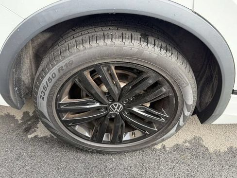 Certified 2022 Volkswagen Tiguan SE R-Line AWD/4WD image 9