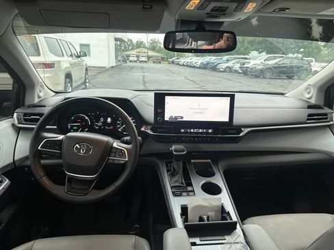 Used 2025 Toyota Sienna XLE FWD image 11