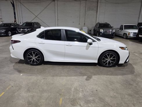 Used 2021 Toyota Camry SE FWD image 15