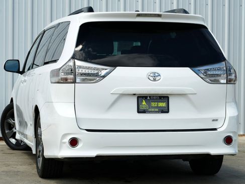 Used 2015 Toyota Sienna SE Premium image 5