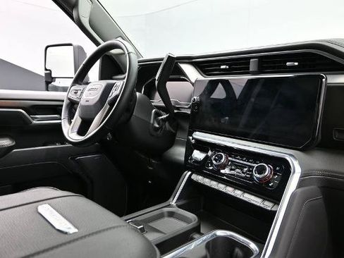 Used 2025 GMC Sierra 2500 Denali AWD/4WD image 15