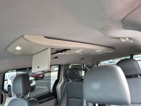 Used 2010 Volkswagen Routan SE FWD image 17