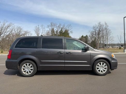 Used 2016 Chrysler Town & Country Touring image 6
