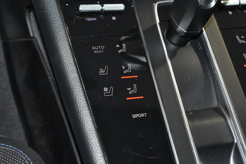 Used 2022 Porsche Macan AWD/4WD image 17