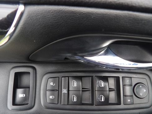 Used 2017 Dodge Grand Caravan SXT w/ Blacktop Package FWD image 12