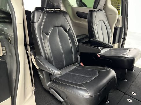 Used 2023 Chrysler Pacifica Touring-L FWD image 26