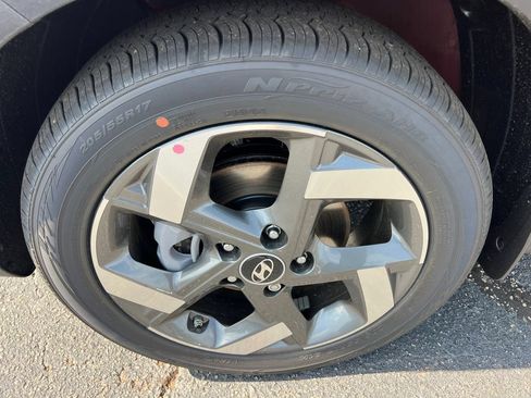 Used 2025 Hyundai Venue Limited FWD image 11