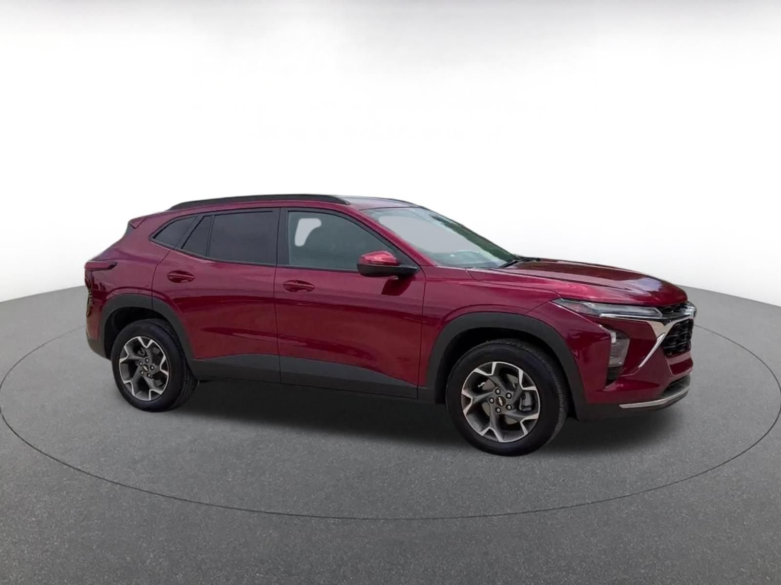 Used 2025 Chevrolet Trax LT FWD image 2