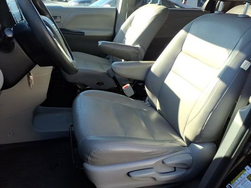 Used 2020 Toyota Sienna L image 12