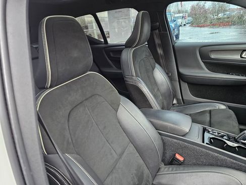 Used 2020 Volvo XC40 T5 R-Design image 12