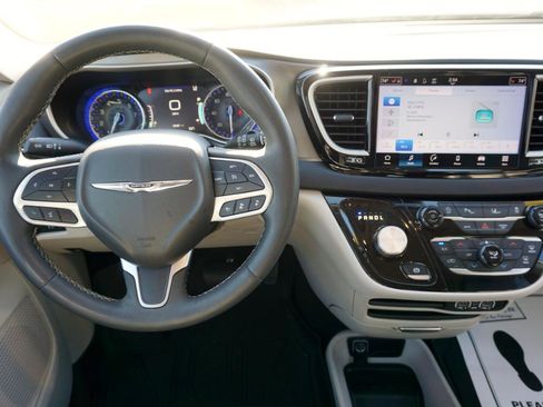 Used 2023 Chrysler Pacifica Touring-L image 9