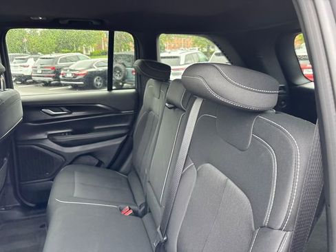 Used 2024 Jeep Grand Cherokee Laredo X w/ Luxury Tech Group I AWD/4WD image 8