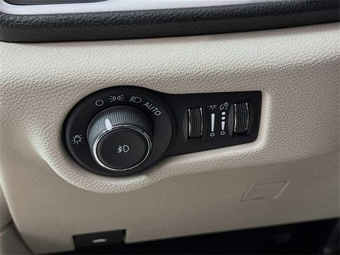 Used 2024 Chrysler Pacifica Select image 10