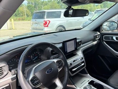 Used 2023 Ford Explorer XLT w/ Equipment Group 202A AWD/4WD image 9
