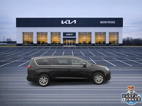Used 2022 Chrysler Pacifica Touring-L FWD image 4
