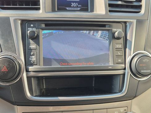 Used 2013 Toyota Highlander SE AWD/4WD image 25