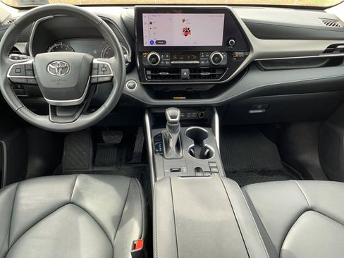 Used 2024 Toyota Highlander XLE image 16