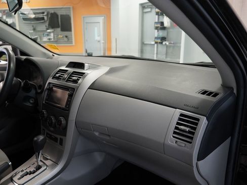 Used 2013 Toyota Corolla LE image 28