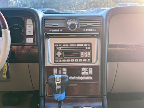 Used 2005 Lincoln Navigator 2WD image 18