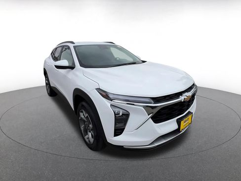 Used 2025 Chevrolet Trax LT FWD image 2