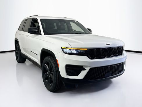 Used 2023 Jeep Grand Cherokee Altitude RWD image 3