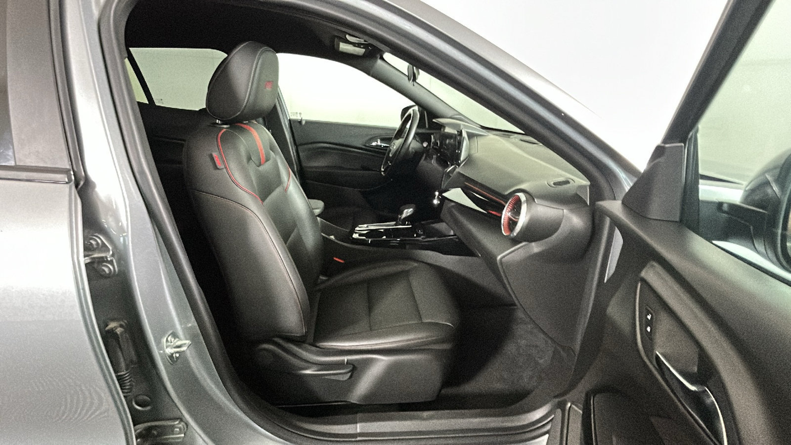 Used 2025 Chevrolet Trax RS w/ Driver Confidence Package FWD image 37