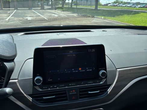 Used 2025 Nissan Altima 2.5 SV FWD image 17