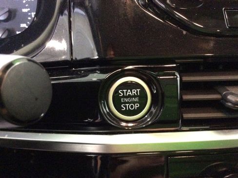 Used 2024 Nissan Pathfinder SL w/ Black Appearance Package image 24