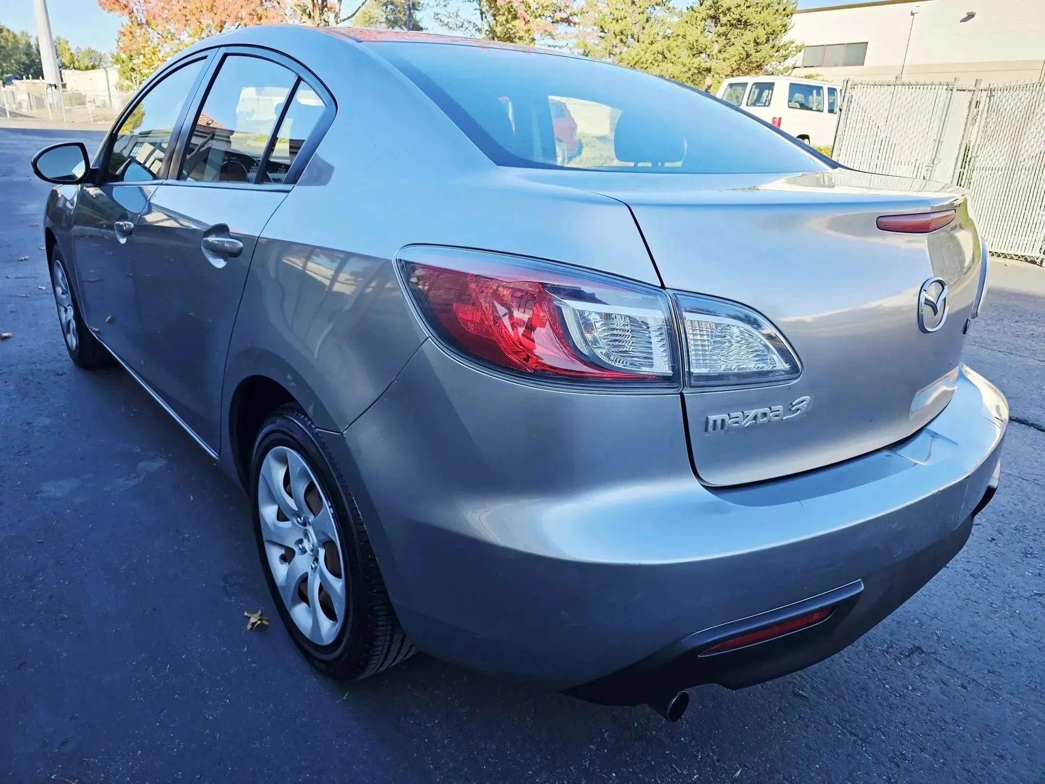 Used 2010 MAZDA MAZDA3 i Sport FWD image 3