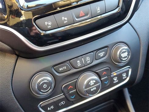 Used 2021 Jeep Cherokee Limited image 19