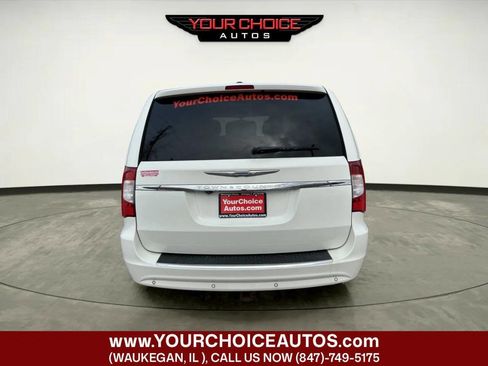 Used 2012 Chrysler Town & Country Limited image 4