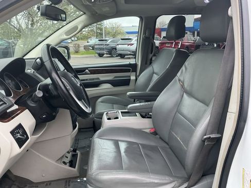 Used 2014 Volkswagen Routan SEL Premium FWD image 10