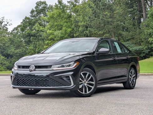 Used 2025 Volkswagen Jetta SE w/ Sunroof Package FWD image 4