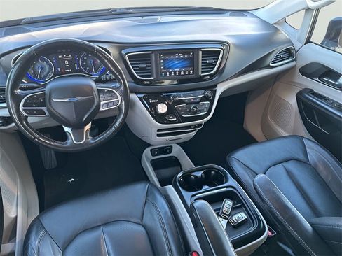 Used 2020 Chrysler Pacifica Touring-L image 10