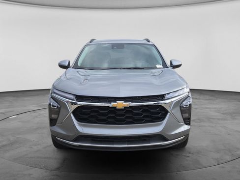 Used 2025 Chevrolet Trax LT FWD image 4
