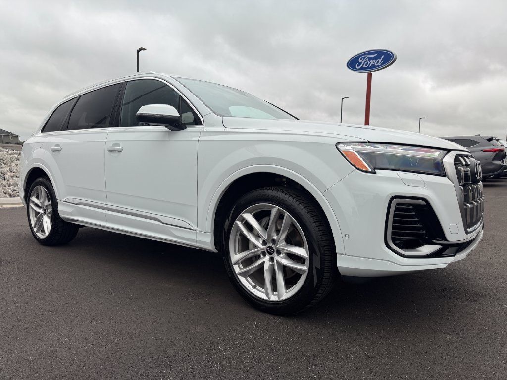 Used 2025 Audi Q7 3.0T Premium Plus AWD/4WD image 3