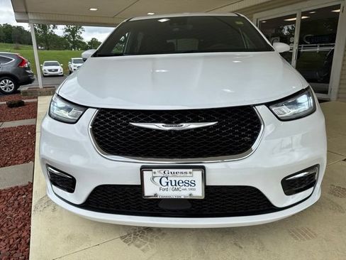 Used 2023 Chrysler Pacifica Touring FWD image 12