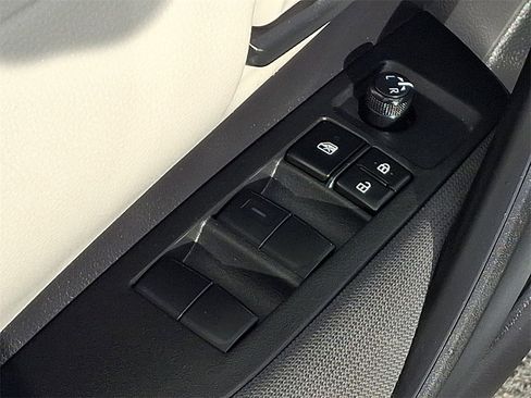 Used 2022 Toyota Corolla LE image 12