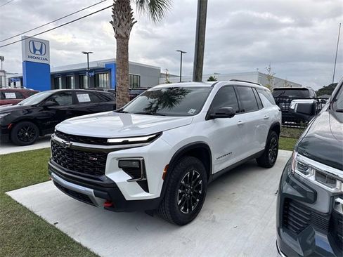 Used 2025 Chevrolet Traverse Z71 w/ Driver Confidence Package image 3