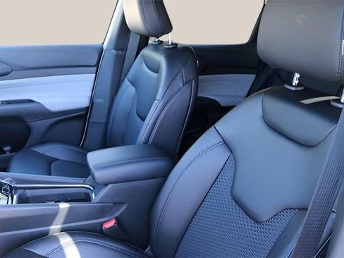 New 2026 Jeep Compass Latitude image 11