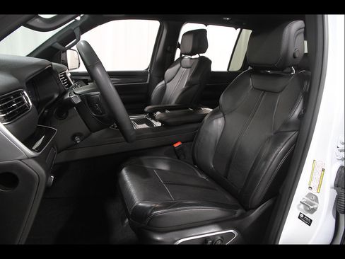 Used 2024 Jeep Wagoneer 4WD w/ Convenience Group I image 5