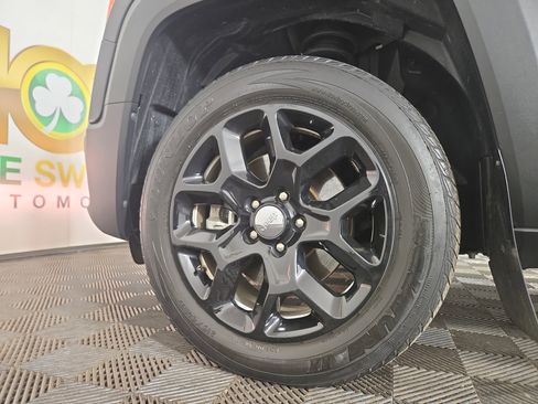 Certified 2018 Jeep Renegade Latitude w/ Cold Weather Group image 34