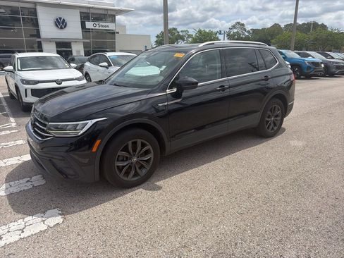 Used 2023 Volkswagen Tiguan SE w/ Panoramic Sunroof Package image 1