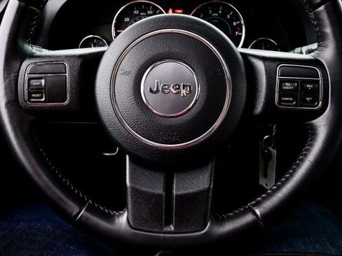 Used 2018 Jeep Wrangler Rubicon w/ Power Convenience Group image 27