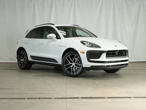 Certified 2025 Porsche Macan AWD/4WD image 9