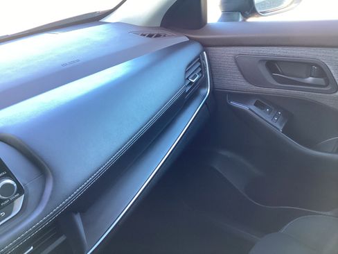 Used 2023 Nissan Rogue S image 30