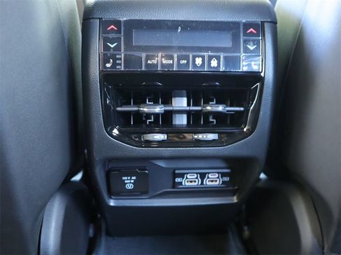 Used 2023 Jeep Grand Cherokee Overland w/ Luxury Tech Group IV AWD/4WD image 27